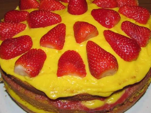 Torta farcita alle fragole