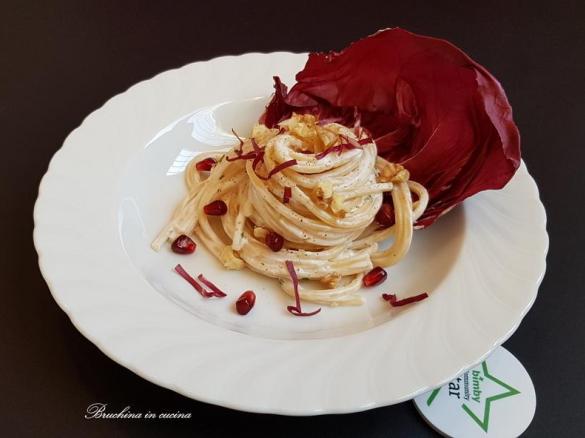 Spaghetti alla crema di formaggio e noci