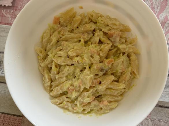 Pasta con crema di porri e salmone