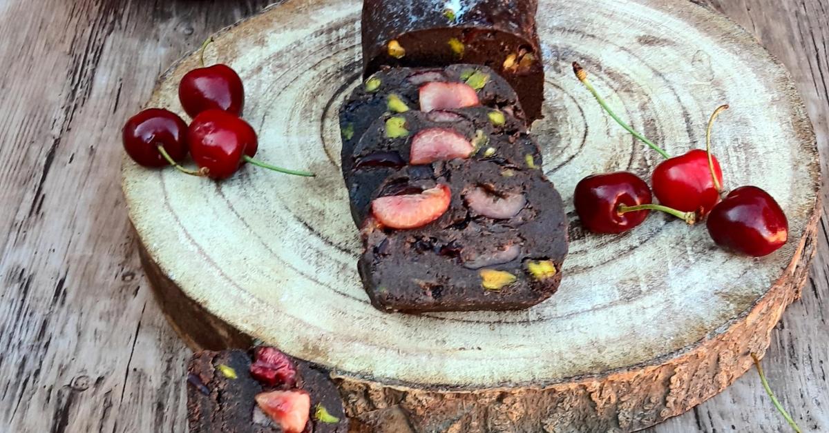 Salame dolce con wafer ciliegie e pistacchi (contest ciliegie ) è un