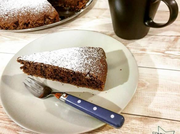 Torta di albumi con cioccolato fondente e nocciole